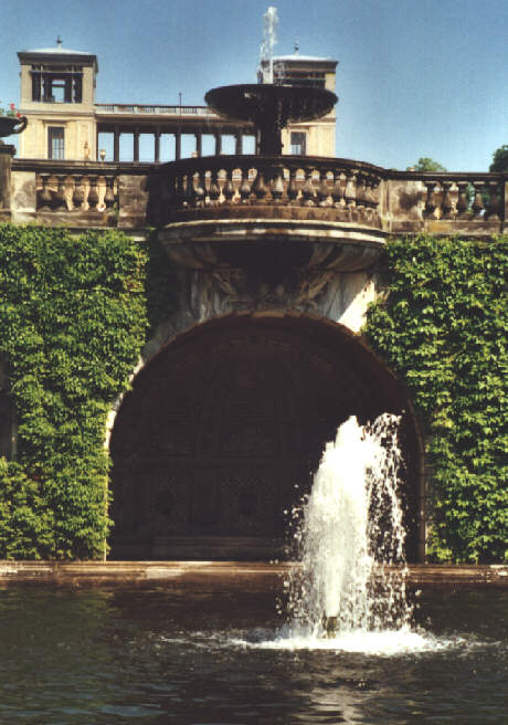 Foto des Brunnens vor der Orangerie