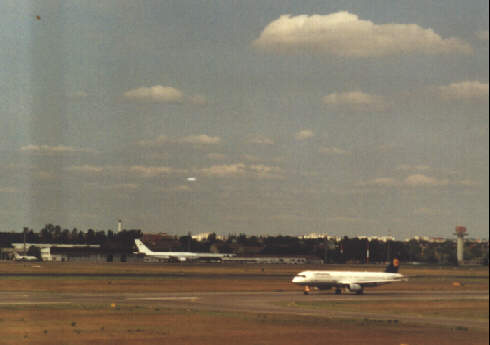 Foto der Start- und Landebahn vom Flughafen Berlin-Tegel