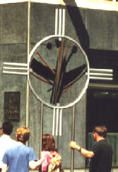 Foto vom Kreuz auf dem Gendarmenmarkt beim Gottesdienst an Christi Himmelfahrt
